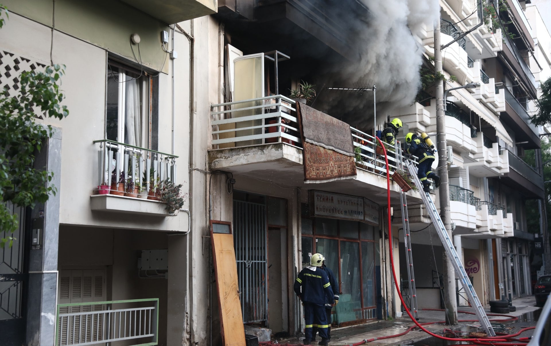 Πειραιάς: Ακούστηκαν εκρήξεις από το διαμέρισμα όπου ξέσπασε φωτιά – Απομακρύνθηκαν οι ένοικοι