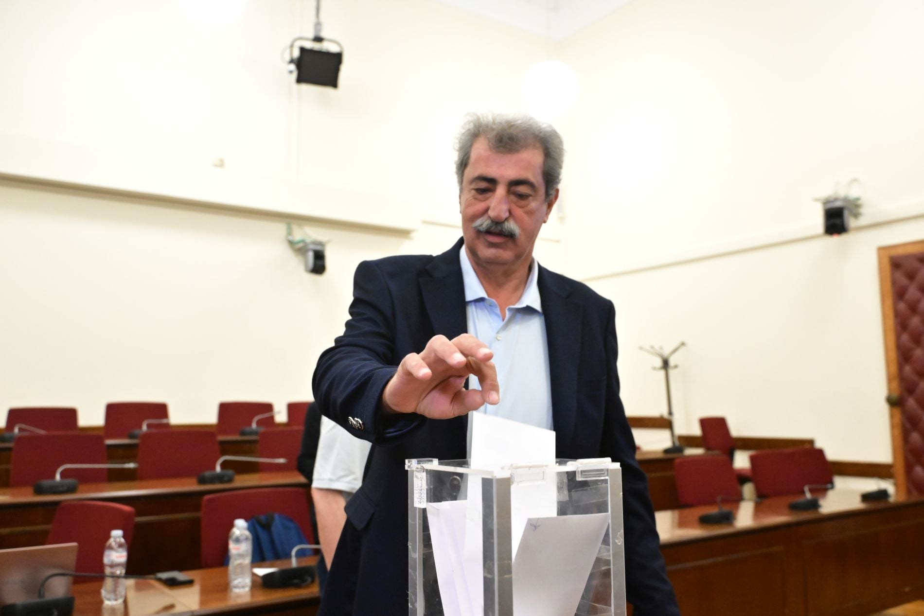 Ο Παύλος Πολάκης ψηφίζει, λευκό για Δούρου