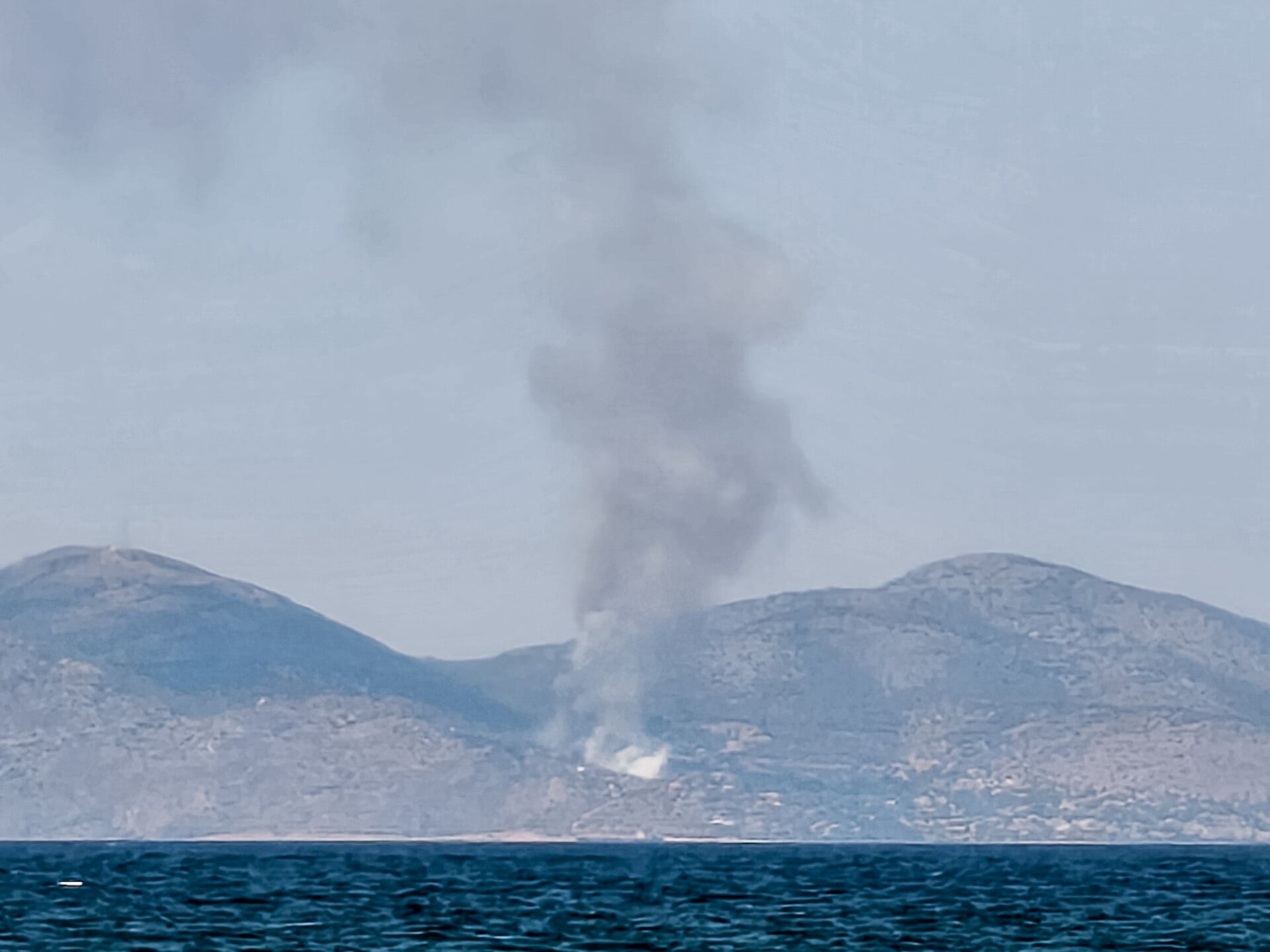Συναγερμός στη Σαλαμίνα: Φωτιά στα Σελίνια – Ήχησε το 112 με νέα εντολή εκκένωσης