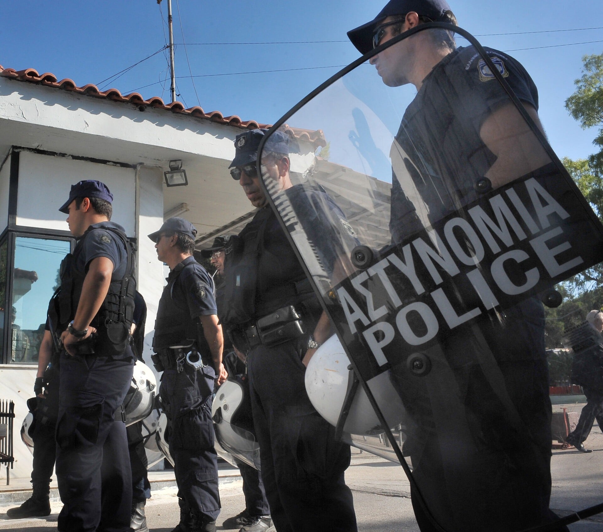 Άργος Ορεστικό: Αυτοκίνητο «γκρέμισε» την πύλη στρατοπέδου – Στο παρά πέντε γλίτωσαν οι στρατιωτικοί!