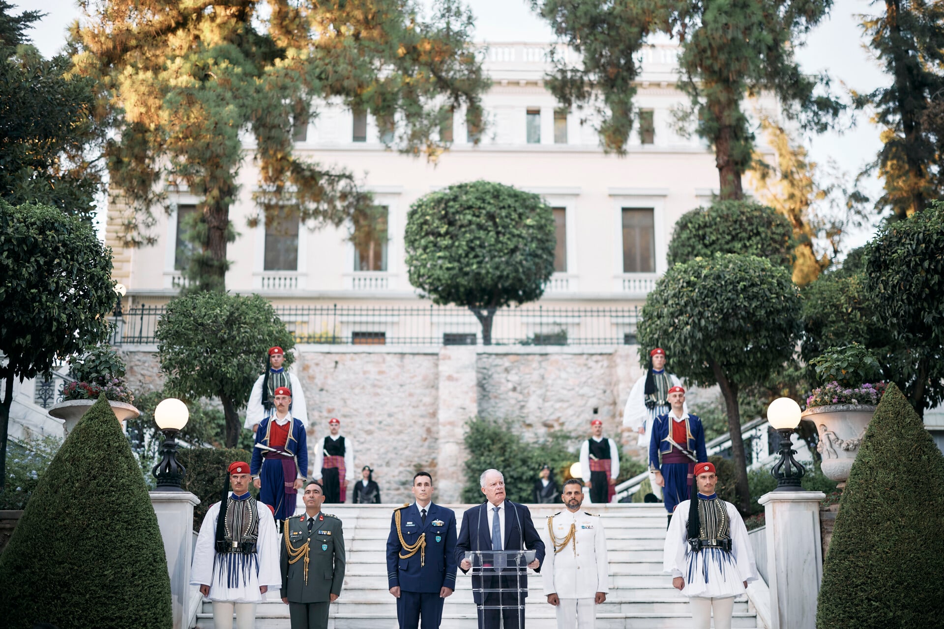 Γιορτή Αποκατάστασης της Δημοκρατίας: Οι σύζυγοι επιστρέφουν, οι VIP καλεσμένοι και το μενού